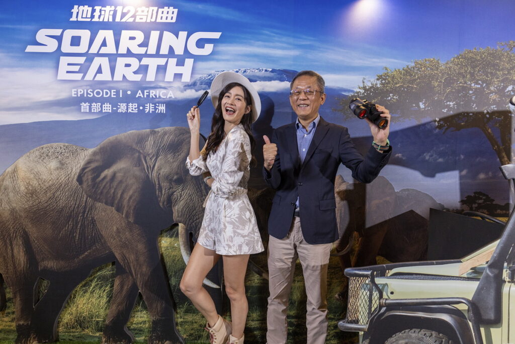 智崴集團董事長歐陽志宏跟Janet在i-Ride飛行劇院拍照背板合照