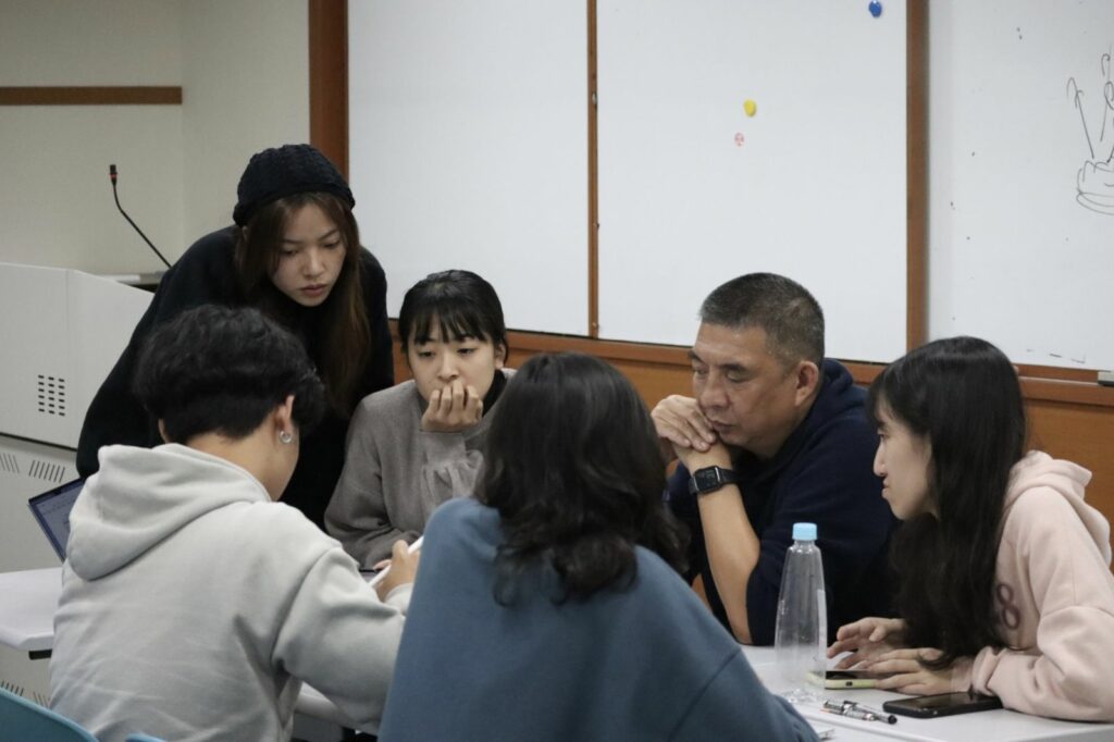 生傳畢製團隊與Akibo討論想法如何在策展中的落地。（攝影：陳薇帆）_