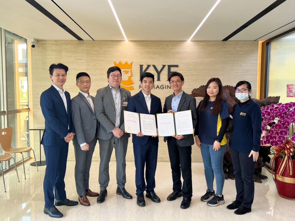 雙方品牌負責人，艾涅爾電力總經理楊青晏（左四）與金元福包裝企業總經理郭哲宏（右三）簽訂綠電交易合約。