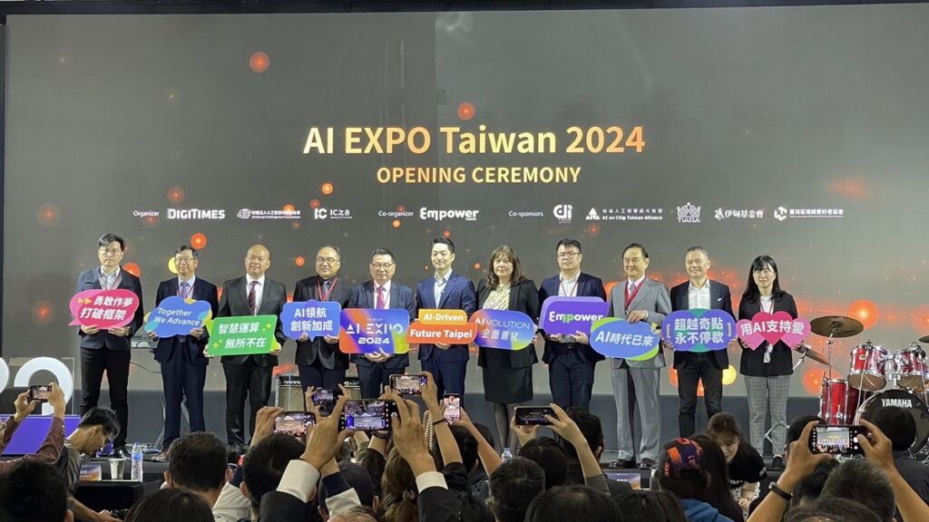 蔣萬安市長(中)出席於花博爭艷館舉行的2024 AI EXPO Taiwan開幕活動，與DIGITIMES黃欽勇社長