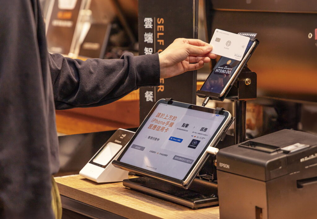 路易莎咖啡「雲端智能點餐」消費者透過「iPhone卡緊收」使用信用卡感應付款，輕巧又便利