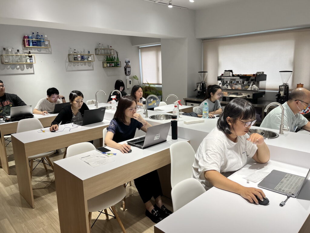 開平餐飲全校教職員皆需考取ServSafe食品安全認證，迄今通過率為百分百。開平餐飲學校/提供