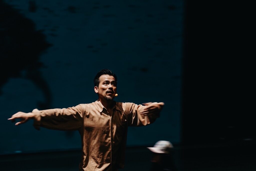 陳武康在《無奈中消失也是積極中的幸福》以自我身分認同、族群文化的差異透過舞蹈與自己對話。（歌劇院提供）