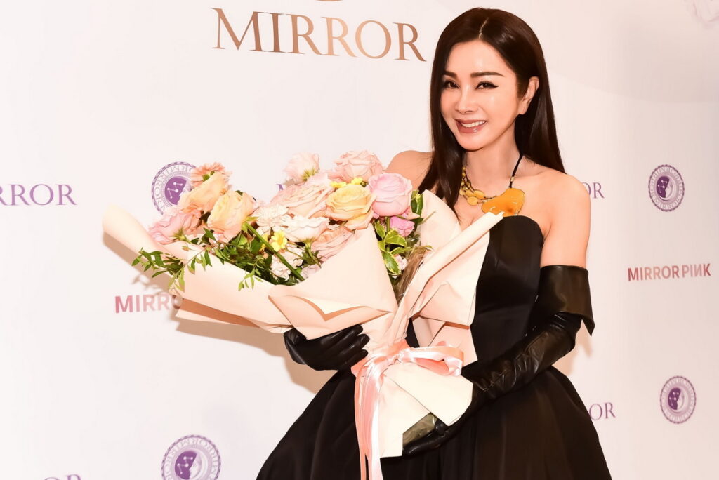 女星陳美鳳昨天身著一襲超低胸黑縀馬甲公主裝為國內第一大珠寶品牌MIRROR皇宣緣代言走秀