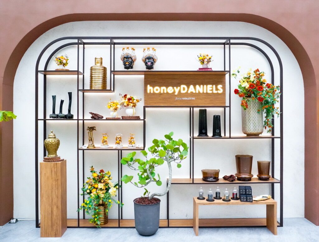 多國際精品指定合作對象「honeyDANIELS florist丹尼爾花藝」，運用花藝跨足大型展場佈置，巧妙融合「橘」、「吉」意象創意打造吉祥道主題佈景。