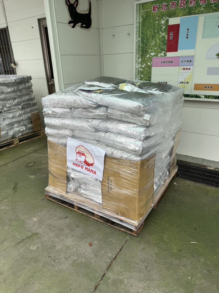 HeroMama霸氣包下動保處半年狗狗飼料 新北市長侯友宜親自頒獎 