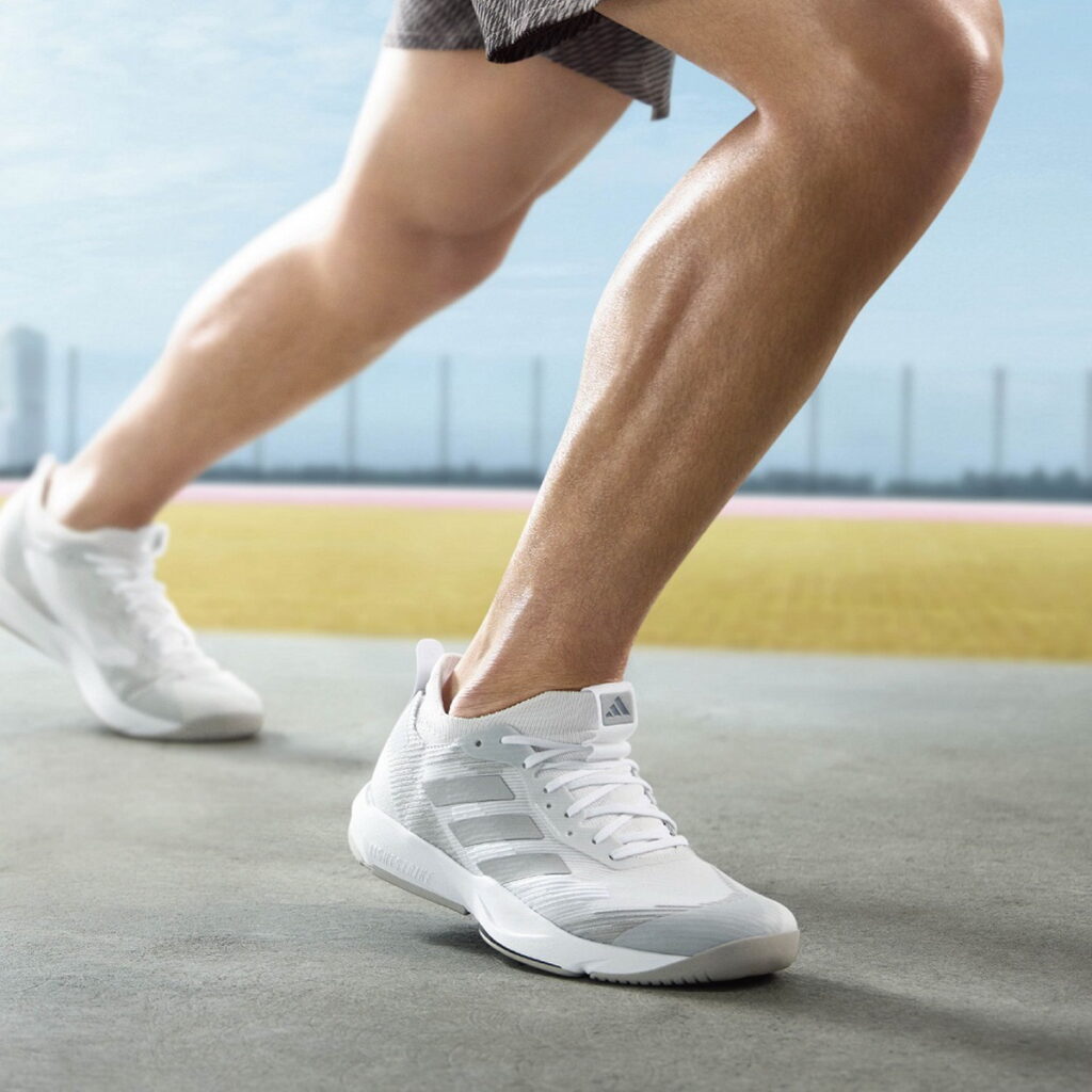 .adidas同步推出RAPIDMOVE ADV多功能訓練鞋， 鞋款強調靈活性和多功能性