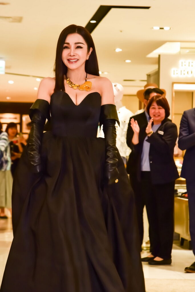 女星陳美鳳昨天身著一襲超低胸黑縀馬甲公主裝為國內第一大珠寶品牌MIRROR皇宣緣代言走秀