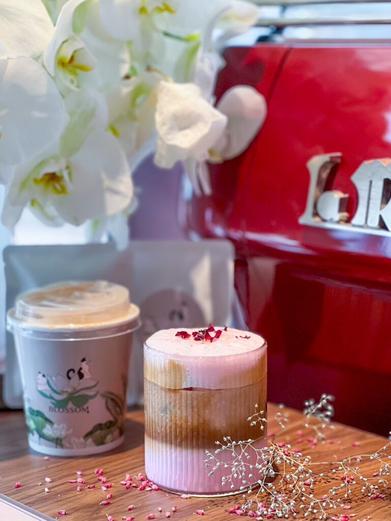 .「Blossom Cafe」推出期間限定飲品『海鹽玫瑰拿鐵』。