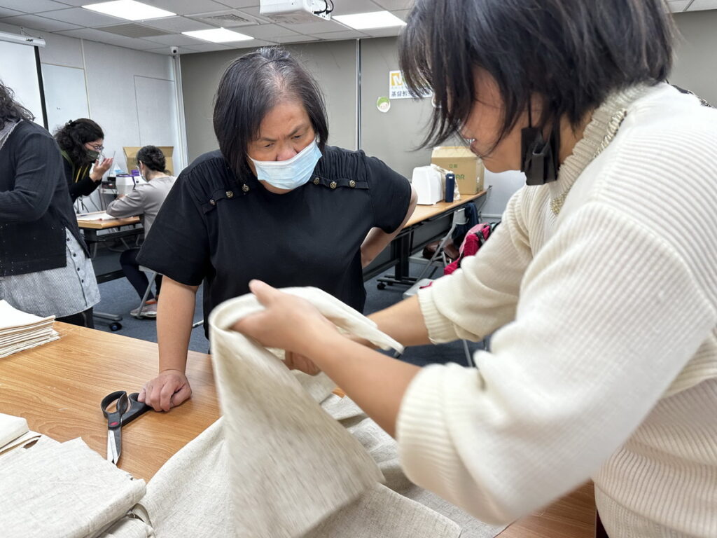 	鄭姓阿嬤把握發揮縫紉專長，參與「習得」產品製作的機會。（芥菜種會
提供）
