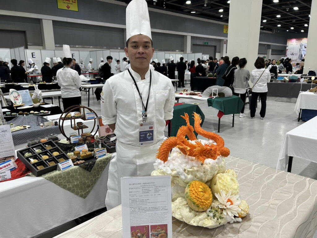 吳鳳科大餐旅管理系僑專班應屆畢業生劉錫家以「金龍呈祥」蔬果雕刻獲得金牌