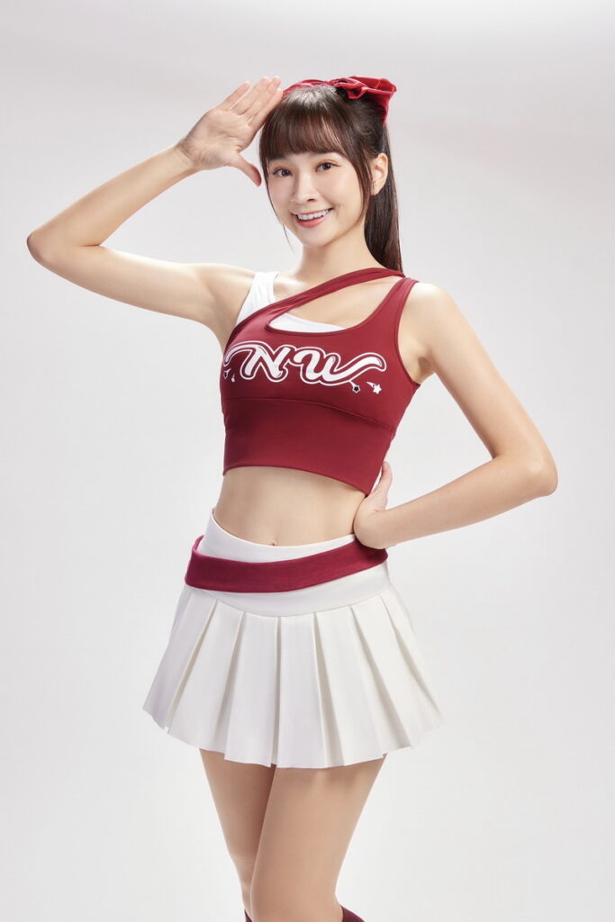 曼容本色出演，穿著啦啦隊服，號召玩家一同加入世界冒險的遊戲行列