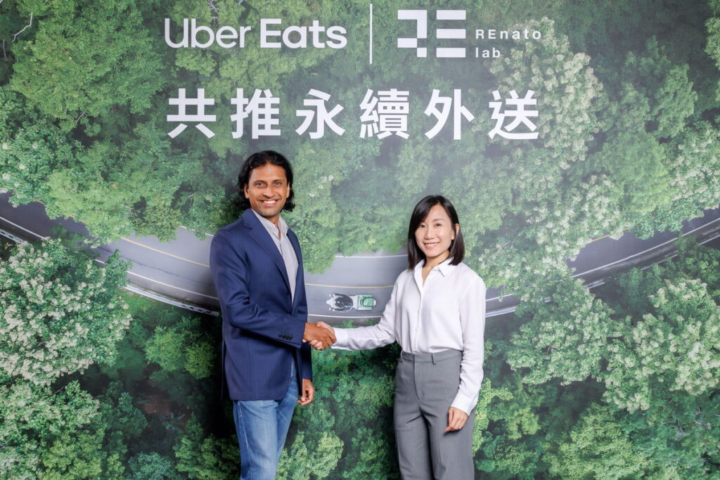 Uber Eats 台灣代理總經理 Karthik Vasudevan（左） 與循環經濟顧問公司  REnato lab 執行長歐陽藹寧合影，合力為台灣在地商家推出「永續包材指引」，共推永續外送。（Uber Eats 提供）