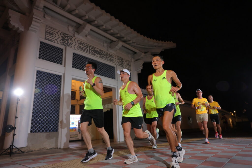 Wings for Life全球路跑攜手運動品牌adidas，除了提供專業賽衣，台北站更結合 adidas Runners Taipei跑步社群號召跑友參與，並找來最專業的配速團隊協助跑者擺脫「虛擬終結者號」的追逐。