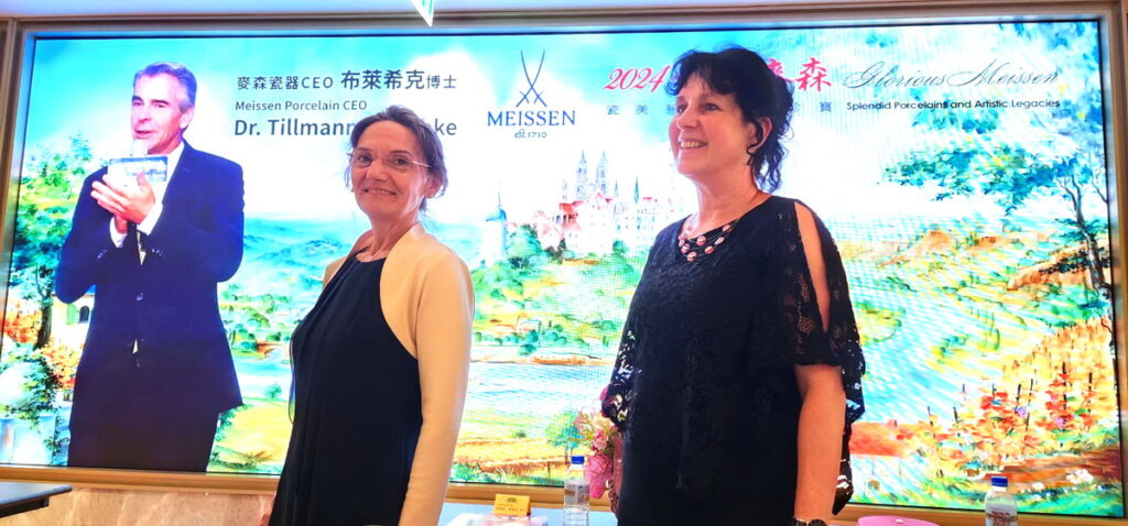 兩位麥森瓷畫大師在台北與典藏家相見歡，左起：莉迪亞‧許倫克（Lidija Schrenk）、安奈特•吉娜 (Anett Gerner) 。