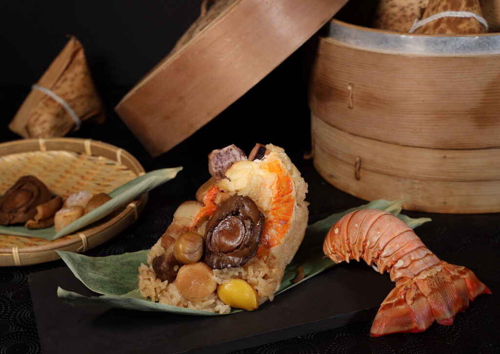 長榮桂冠酒店（台中）龍粽禮盒優惠價1,998元，內含龍鮑海味粽2顆。