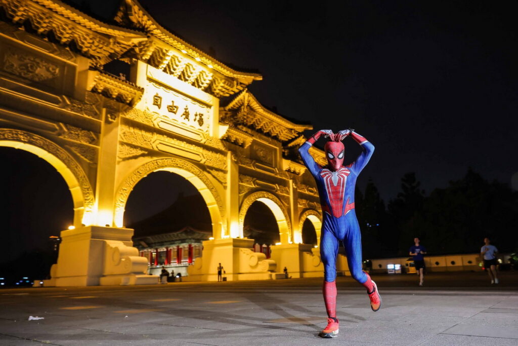 昨（5日）台灣晚間7點跑者們匯集台北中正紀念堂自由廣場，為了「Wings for Life全球路跑」與世界各地跑者零時差連線，共同為不能跑的人而跑。（Red Bull提供）
