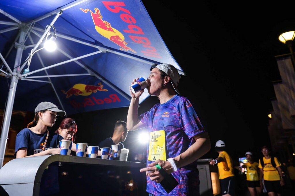 本屆Wings for Life全球路跑，Red Bull電競選手石油王Oil King（圖左）也突破自己的成績，挑戰自己的極限。（Red Bull 提供）