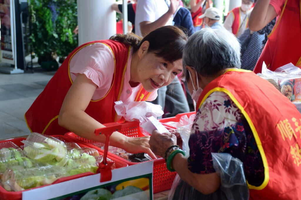 華山基金會舉辦公益園遊會，民眾帶著媽媽到場同歡，與華山孤老共度歡樂母親節。