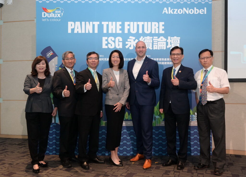 得利塗料攜手產官學專家舉辦「Paint The Future 永續論壇」業界活動,左起為世界不動產聯盟台灣分會理事長暨龍寶集團張麗莉董事長、內政部建築研究所王榮進所長、台灣智慧淨零建築產業聯盟孟義超秘書長、台灣阿克蘇諾貝爾塗料股份有限公司何琪婷總經理、阿克蘇諾貝爾全球永續總監Wijnand Bruinsma、社團法人中華民國建築經營協會吳嘉沅理事長、國立臺北科技大學建築與都市設計研究所黃志弘教授