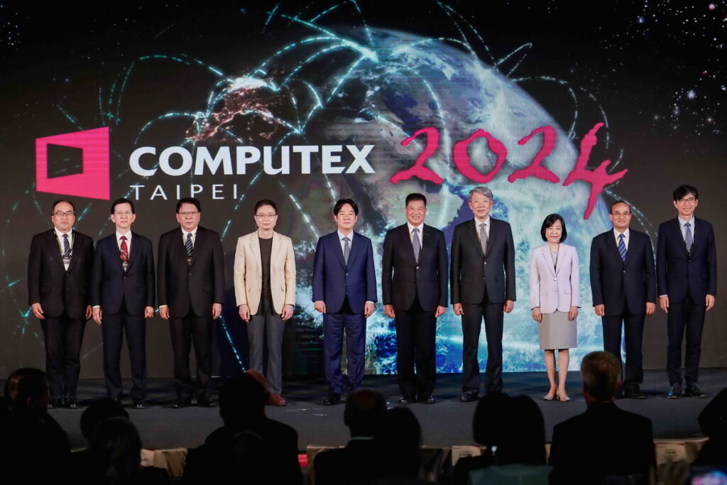 COMPUTEX大合照二。左起:數位發展部數位發展署署長呂正華、數位發展部長黃彥男、總統府秘書長潘孟安、中華民國對外貿易發展協會董事長黃志芳、總統賴清德、台北市電腦商業同業公會理事長彭双浪、經濟部長郭智輝、經濟部國際貿易署署長江文若、經濟部產業發展署署長連錦漳、經濟部產業技術司司長邱求慧