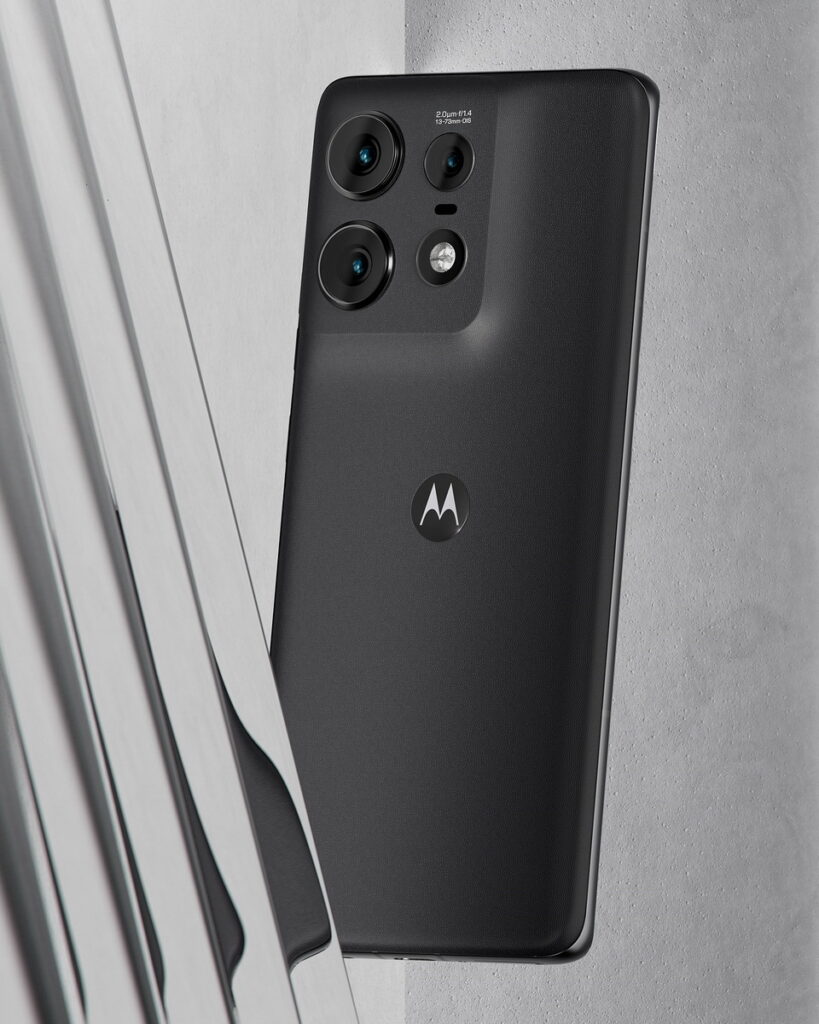 motorola edge 50 Pro共推出蒼鷺藍、極致黑與豆腐白三色 建議售價NT16,990元 6月初正式開賣