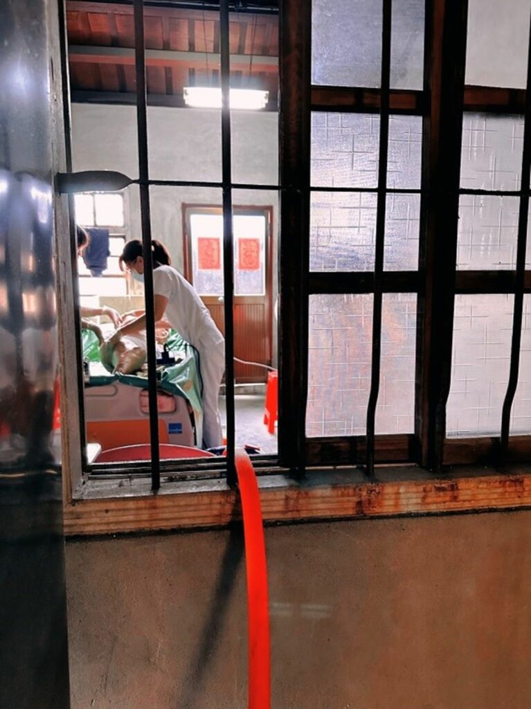 傳統三合院須從後方浴室接熱水，穿過窗戶到床邊原床泡澡。