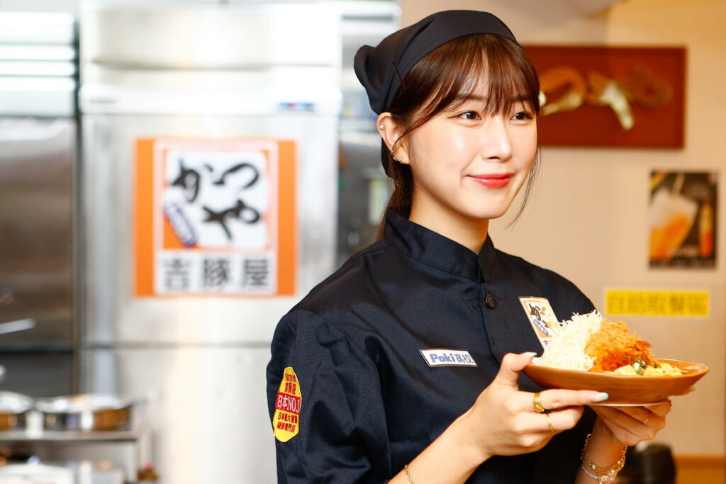 台灣吉豚屋為日本第一的日式豬排連鎖餐廳，同時名列十大駐台日式連鎖餐廳，吉豚屋6月19日，特別邀請啦啦隊女神安芝儇重返高中打工人生，現身豬排店親自為顧客上菜_