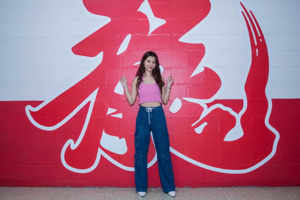 各務禮美奈出身演藝世家，父親為日本知名廣告明星各務俊治，弟弟則是藝人各務孝太。