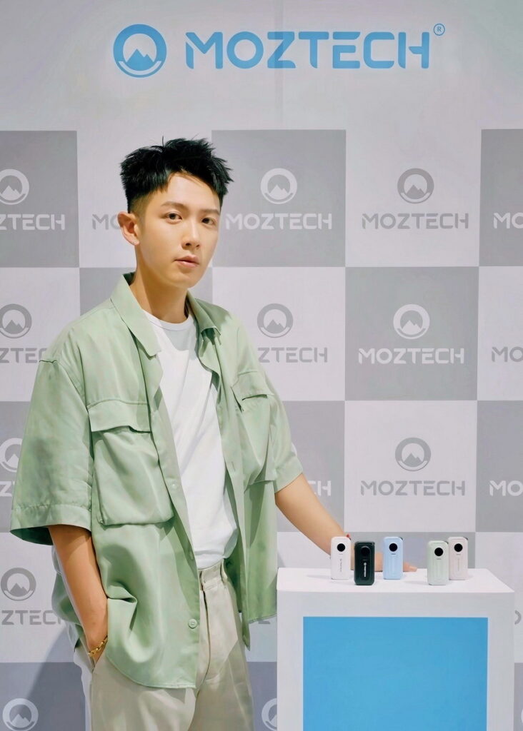 柯震東透露自己出門必備單品就是行動電源，特別喜歡太空艙這樣輕巧的口袋行充，功能多元又不佔空間，還有許多顏色可以依照心情搭配。