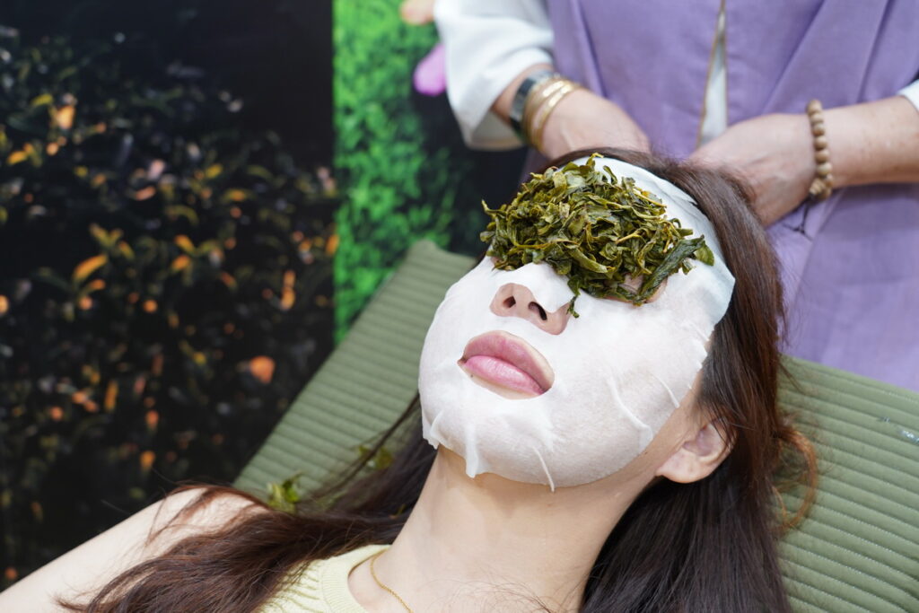 享受茶藝師敷茶面膜、品茶與茶薰香