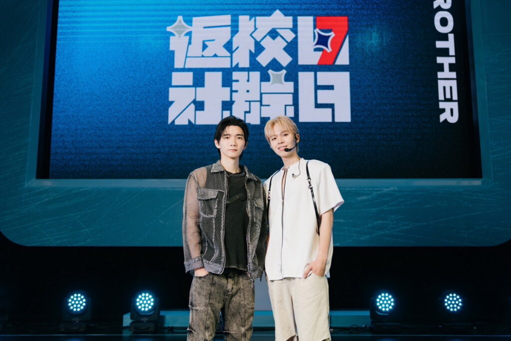 白色衣服是瑋瑋、黑色衣服是哲哲