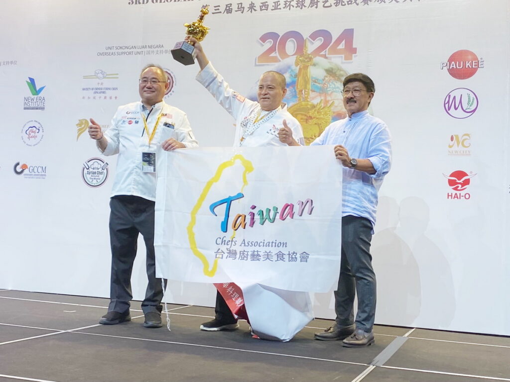 吳鳳科大餐旅管理系葉國献老師(中間)參加第三屆馬來西亞環球廚藝挑戰賽榮獲1金2銀殊榮