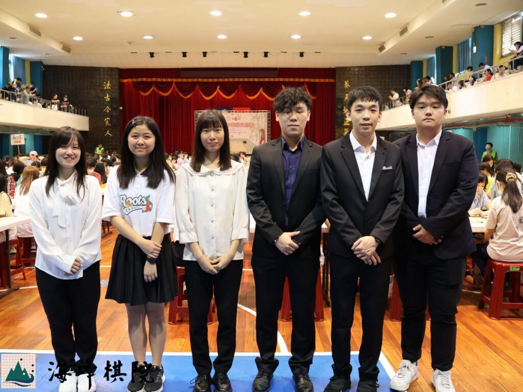 職業棋士親臨女子賽會場覆盤:左起 (白昕卉四段、林怡廷女子最強、林鈺娗二段、陳劭全三段、盧奕銓六段、陳威廷四段)