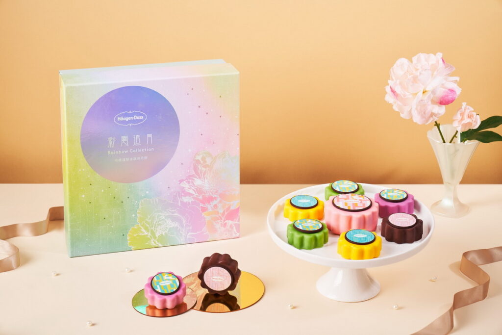 彩雲追月冰淇淋月餅禮盒，以眾星拱月為靈感，以香濃巧克力脆皮包裹雙層草莓與芒果冰淇淋並佐以香甜黑櫻桃餡夾心，以及多款冰淇淋口味，帶來豐盛極致饗宴