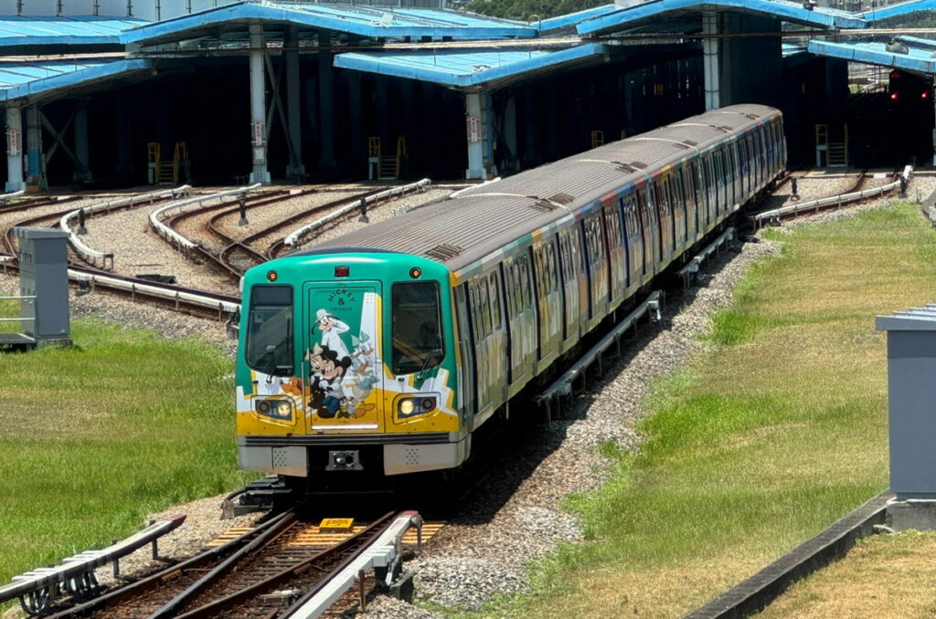 台北捷運公司結合迪士尼「Keep It Real」都會潮流風格打造主題彩繪列車，讓米奇與好朋友陪伴大台北地區的粉絲通勤