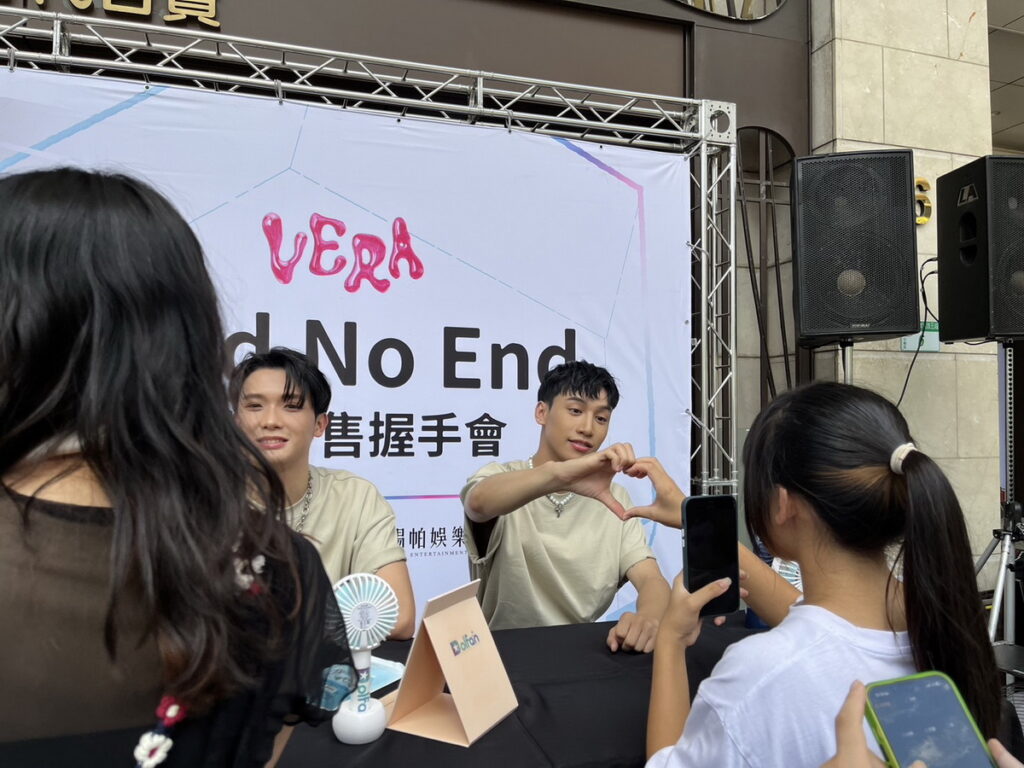 「〈Find No End〉單曲發售握手會」現場，VERA與邱比特互動