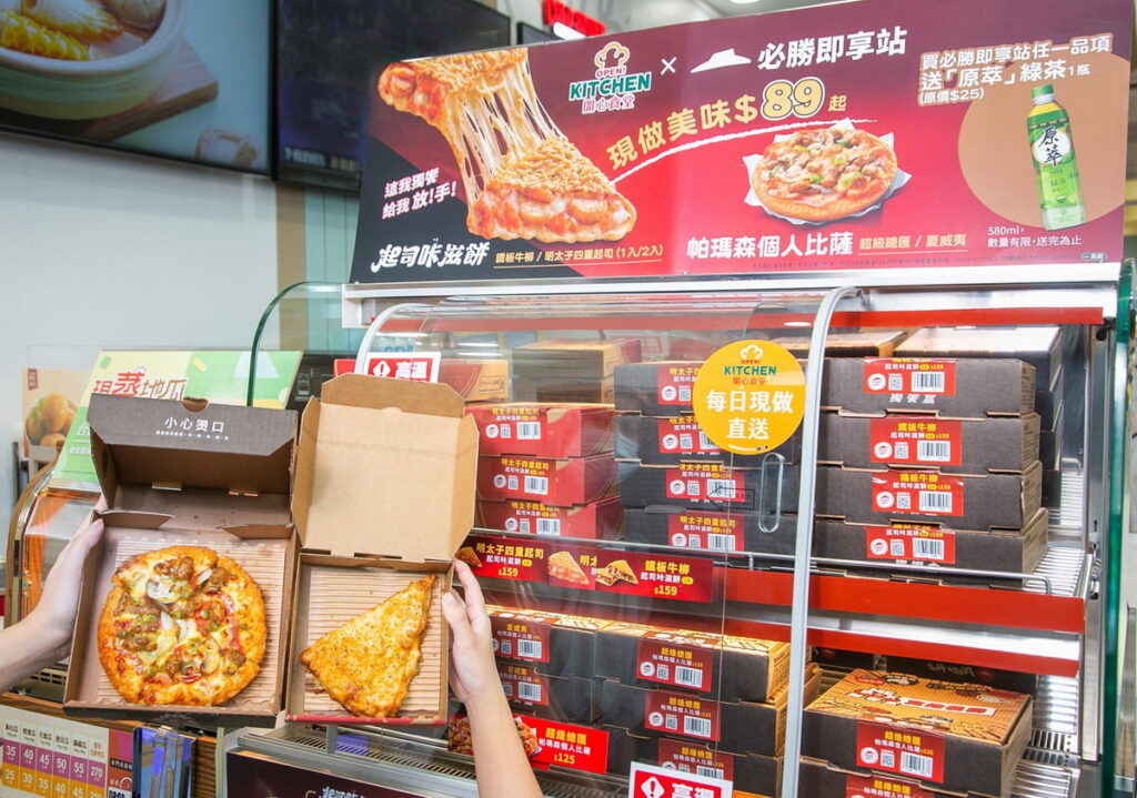 自即日起7-ELEVEN熱食品牌「開心食堂」與人氣速食品牌必勝客合作「必勝即享站」，首波於大台北地區10間門市每日指定時段限量販售每日新鮮直送的個人比薩和起司咔滋餅
