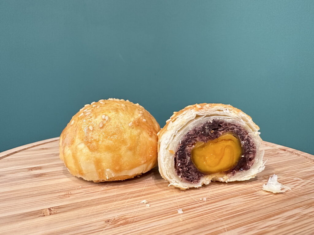 以澳洲特級初榨橄欖油取代豬油製作的健康低卡蛋黃酥(紅豆口味)