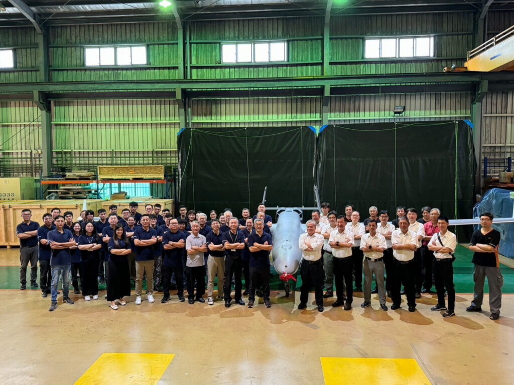 亞航公司與碳基科技團隊攜手,公開交付銳鳶二型無人機。照片由碳基科技提供。