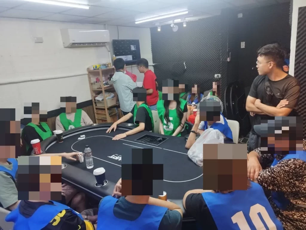 土城分局深入與附近居民訪查及蒐證多日，見時機成熟大批警力於深夜攻堅破門，當場查獲德州撲克賭場及娃娃機改裝賭博機台