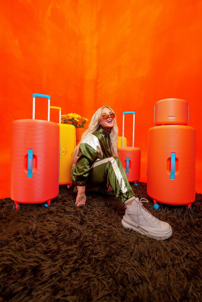 Tones And I時髦演譯American Tourister旅行箱 CURIO、ROLLIO系列也能創意無限