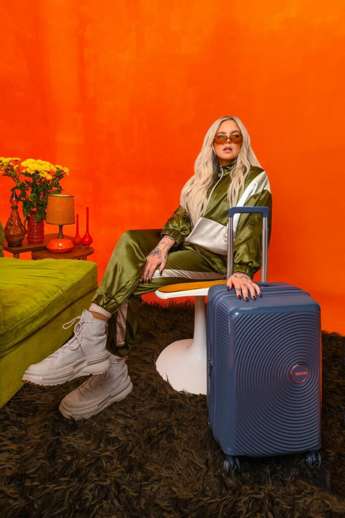 American Tourister x Tones And I聯手展示破土而出的時尚態度