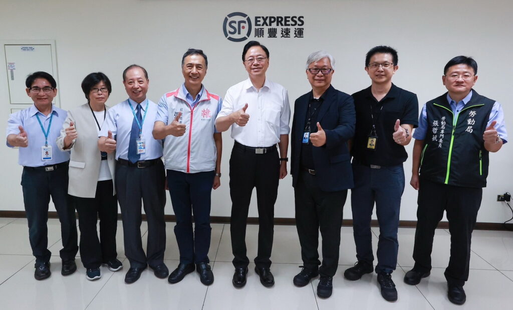 桃園市長張善政參訪台灣順豐全自動化轉運中心,肯定企業投入AI智慧物流科技與應用。*出席長官:桃園市長張善政(中)、桃園市政府經濟發展局局長張誠(左1)、台灣順豐總經理潘逸俊(右1)、遠雄自貿港區公司董事長葉鈞耀(左2)