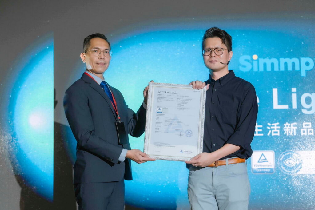 Simmpo 創辦人許展榕（右）代表接受TUV 德國萊因（左）的授獎儀式，為全球首個且唯一取得該項專利認證的品牌。