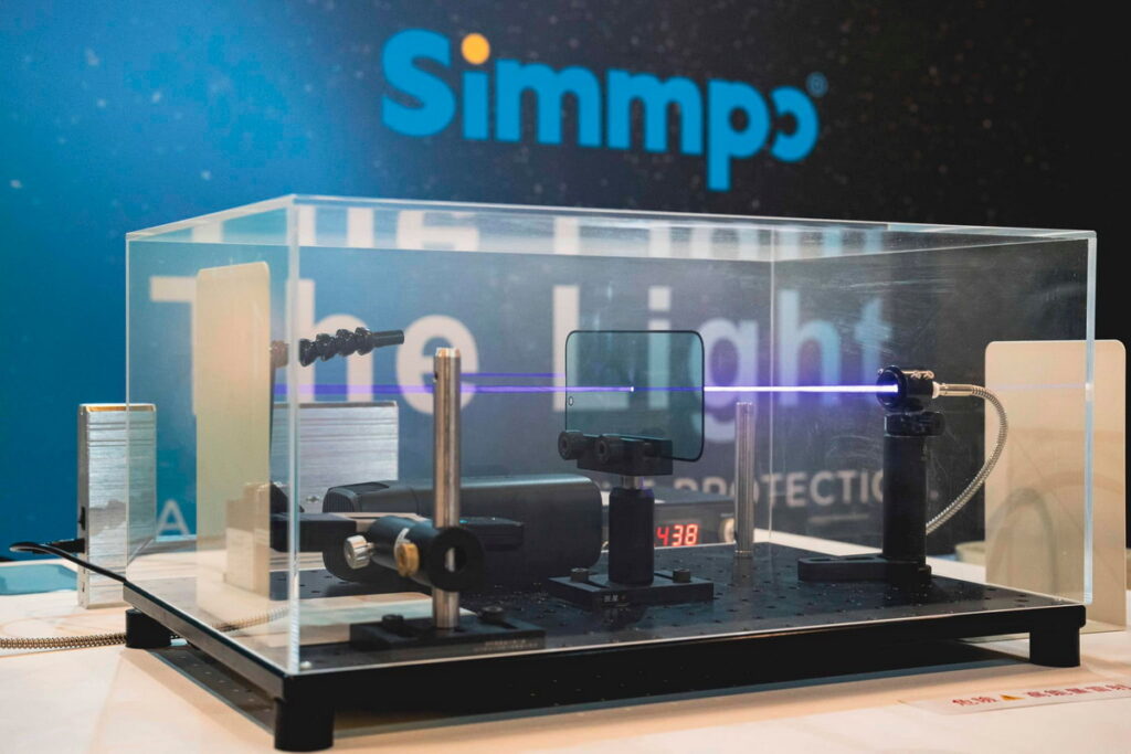 Simmpo 與交大光電實驗室合作，建置領先業界的藍光雷射測試設備。