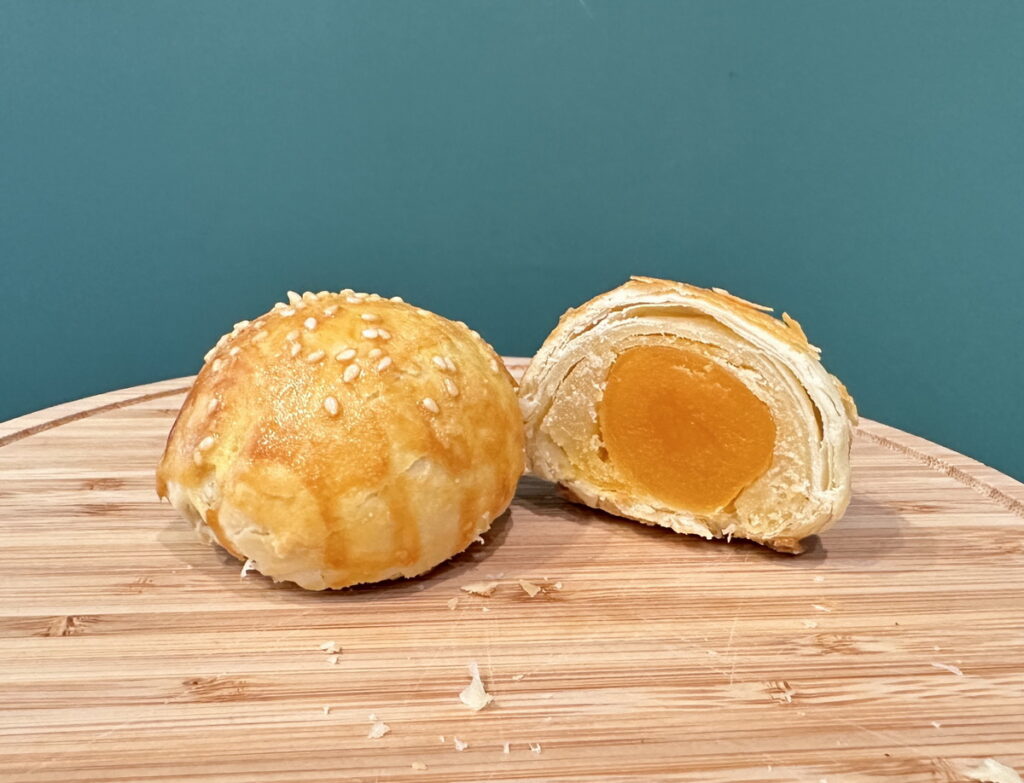 以澳洲特級初榨橄欖油取代豬油製作的低卡健康蛋黃酥（綠豆口味）