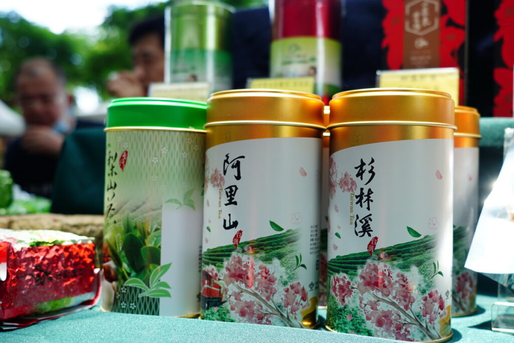  本週花博農民市集為南投週，現場展售來自南投的優秀茶品，歡迎來到市集品嚐選購
