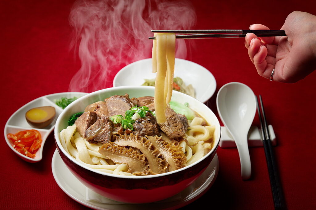 「紅燒極品牛肉麵」選用牛頰肉、牛肋條、牛腱與牛肚等四種極品部位，分別滷製，加上濃郁的高湯令人回味無窮。(售價580元)