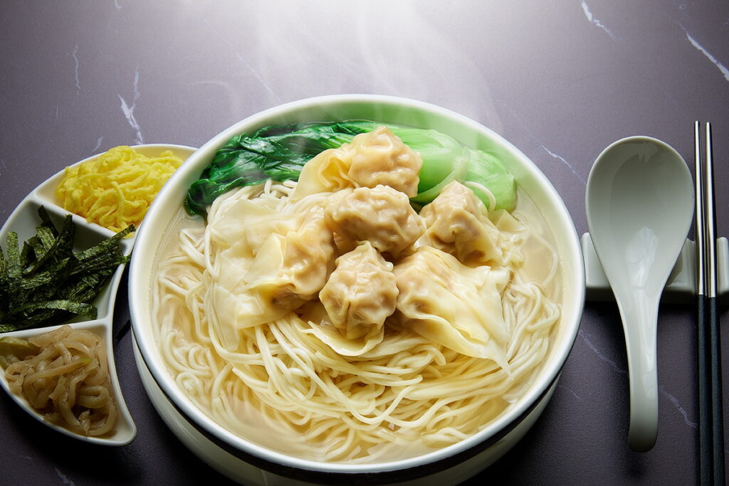 「鮮蝦餛飩麵」以新鮮蝦仁製作，Q彈麵條與濃郁高湯相得益彰。(售價520元)